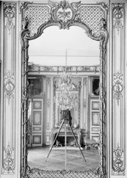 Fotografie eines Spiegels im Schloss Versailles mit der Reflexion von Giraudons Kamera, ca. 1890